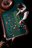 crupiê e mulher jogador às uma mesa dentro uma casino. cenário do uma c foto