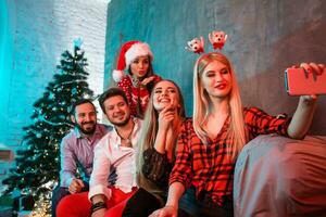 amigos fazer selfie enquanto a comemorar Natal ou Novo ano véspera às casa foto