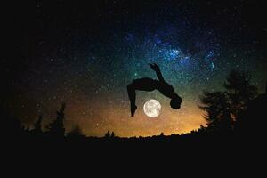 desportivo homem pulando contra a noite estrelado céu fundo. misturado meios de comunicação foto