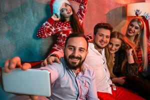 amigos fazer selfie enquanto a comemorar Natal ou Novo ano véspera às casa foto