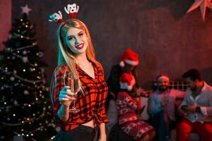 lindo jovem mulher com vidro do champanhe às Natal festa foto