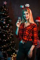 lindo jovem mulher com vidro do champanhe às Natal festa foto