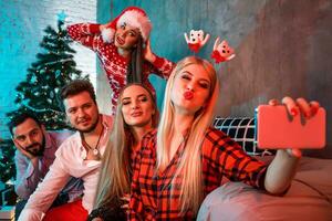 amigos fazer selfie enquanto a comemorar Natal ou Novo ano véspera às casa foto