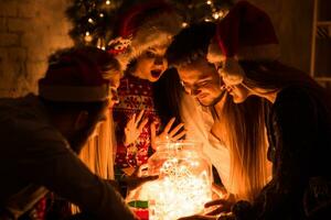 festa e celebração. inverno feriado e natal. festão em jarra Como decoração. jovem pessoas e festão. foto