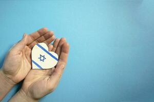 a conceito do final a guerra dentro Israel. coração dentro a cores do a bandeira do Israel dentro fêmea mãos. foto