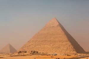 famoso egípcio pirâmides do giza. panorama dentro Egito. pirâmide dentro deserto. África. maravilha do a mundo foto