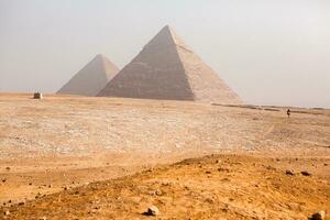 famoso egípcio pirâmides do giza. panorama dentro Egito. pirâmide dentro deserto. África. maravilha do a mundo foto