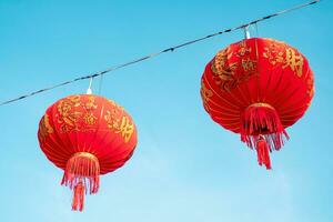 real surpreendente lindo vermelho chinês lanternas. chinês novo, ano japonês ásia Novo ano vermelho lâmpadas festival Chinatown chinês tradicional lanternas dentro celebração em chinês Novo ano foto