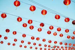 real surpreendente lindo vermelho chinês lanternas. chinês novo, ano japonês ásia Novo ano vermelho lâmpadas festival Chinatown chinês tradicional lanternas dentro celebração em chinês Novo ano foto