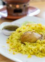 arroz com curry frango Biryani com molho foto