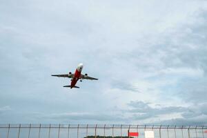 comercial avião subindo levar fora às a aeroporto foto