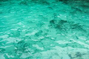 a ondulado água do esmeralda mar foto