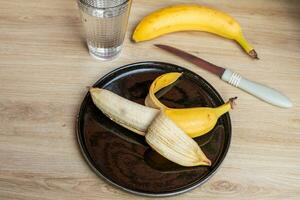 ai gerado saudável lanche preparação bananas e faca foto