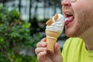 ai gerado indulgência mordida verão gelo creme deleite foto