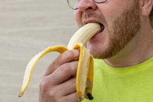 ai gerado saudável Beliscando homem goza banana foto