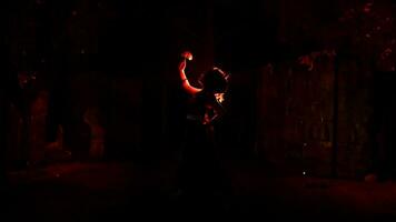 a silhueta do uma fêmea dançarino segurando joalheria este parece gostar uma reflexão refletindo dentro a escuro luz foto