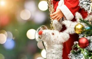 alegre Natal e feliz feriados mão santa claus com renas e Natal árvore foto