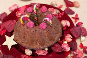 delicioso bolo de chocolate com decoração de natal foto