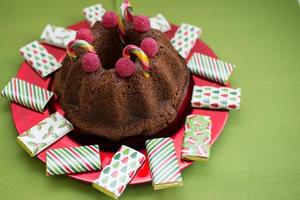 delicioso bolo de chocolate com decoração de natal foto