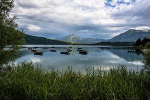 2021 07 18 barcos lago di santa croce no lago foto