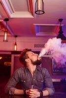 vapor. Cigarro eletrônico homem dentro uma nuvem do vapor. foto é ocupado dentro uma vape bar.