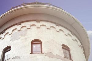 Torre do farol com janelas contra o céu azul. foto