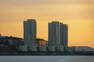 vladivostok, rússia. paisagem urbana no fundo por do sol. foto