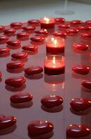 ai gerado bolos de copo dentro vermelho veludo coração forma em mesa foto