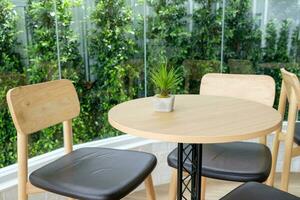 mesa com cadeiras decorativo jardim dentro café fazer compras foto
