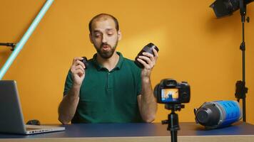 fotógrafo teste Câmera lentes enquanto gravação vlog episódio. Câmera lente tecnologia digital gravação social meios de comunicação influenciador conteúdo O Criador, profissional estúdio para podcast, vlogging e blogging foto