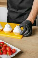 ai gerado pastelaria chefe de cozinha trabalhos manuais requintado açoitado tortas foto