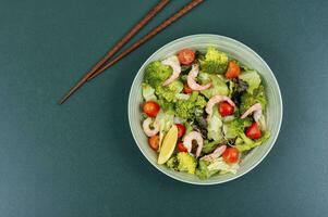 Vitamina salada com brócolis e camarão. foto