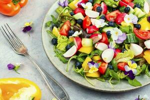 Primavera salada com legumes e flores foto