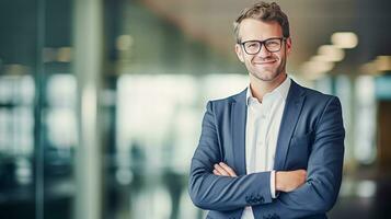 ai gerado bonito homem de negocios feliz e sorridente. jovem homem dentro inteligente terno posando dentro escritório com terno . ai gerado foto