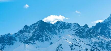 natural panorama com distante Nevado montanha alcance azul dentro atmosférico neblina foto