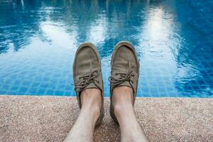 casual cinzento sapatos apresentação dentro piscina foto