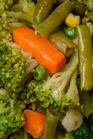 delicioso fresco legumes cozido no vapor cenouras, brócolis, couve-flor foto