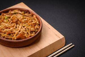 delicioso ásia udon prato com vegetais, cogumelos, sal e especiarias foto