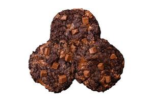 delicioso fresco aveia volta biscoitos com chocolate em uma Preto cerâmico prato foto