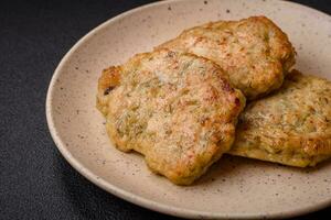 delicioso fresco frito picado peixe costeletas com especiarias e ervas foto