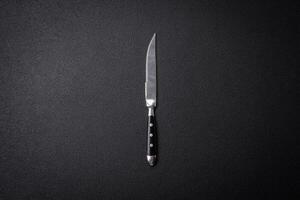 cozinha faca fez do aço em uma Sombrio texturizado fundo foto