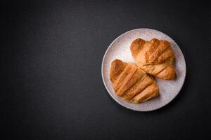 delicioso crocantes cozido doce croissants com o preenchimento em uma cerâmico prato foto