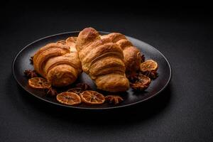 delicioso crocantes cozido doce croissants com o preenchimento em uma cerâmico prato foto