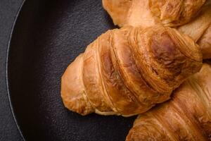 delicioso crocantes cozido doce croissants com o preenchimento em uma cerâmico prato foto