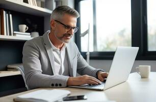 ai gerado uma homem olhando às dele computador portátil dentro dele escritório foto