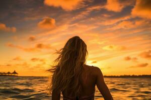 ai gerado silhueta do uma lindo jovem mulher em a de praia às pôr do sol, fêmea surfista traseiro Visão dentro a mar às pôr do sol, oahu, Havaí, Unidos estados do América, ai gerado foto