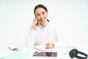 retrato do sorridente mulher empreendedor falando com dela cliente em Móvel telefone, Falando com alguém em celular, branco fundo foto