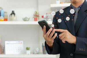 empresário segurando o telefone celular e verificando o e-mail online. smartphone de comunicação empresarial em um conceito de tecnologia de interface virtual foto