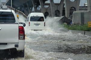 estrada inundada na tailândia foto