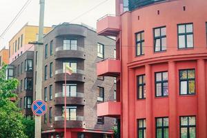 edifícios modernos e coloridos ao longo da rua foto